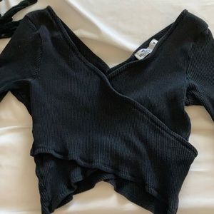 black hollister v neck crop top
